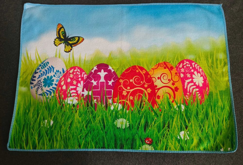 Mały kuchenny ręcznik z motywem świątecznym.