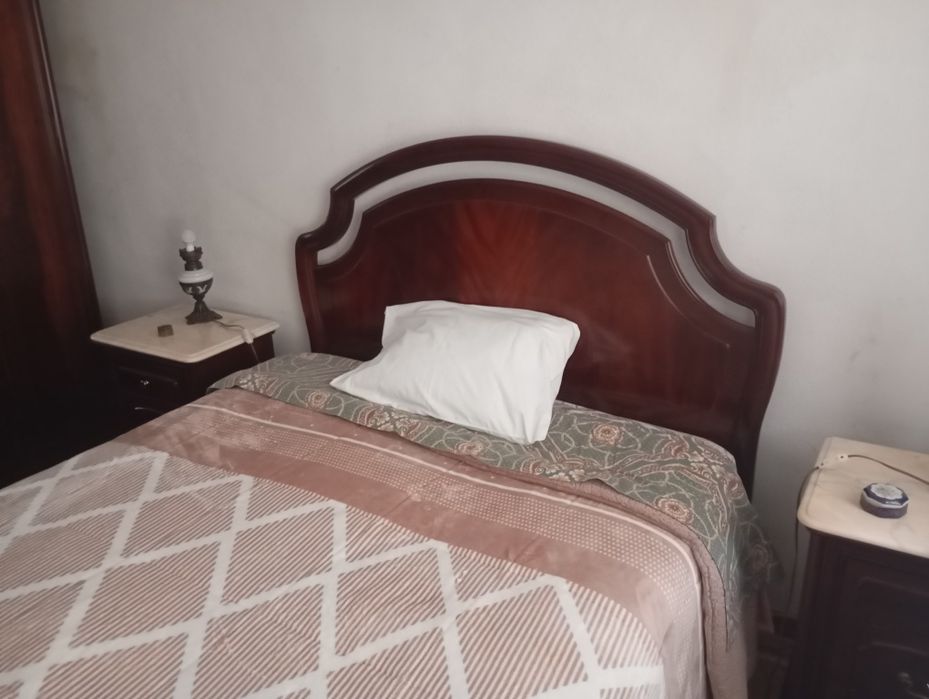 Mobília de quarto composto de cama de casal 1,40x1,90,