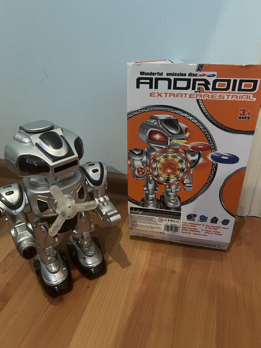 Робот на колесиках, стреляет игрушечными дисками