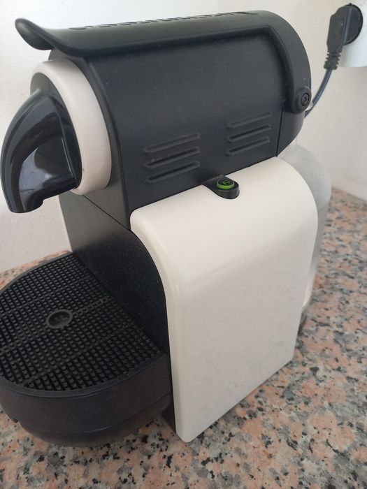 2 maquinas de cafe  nespresso  e pingo doce