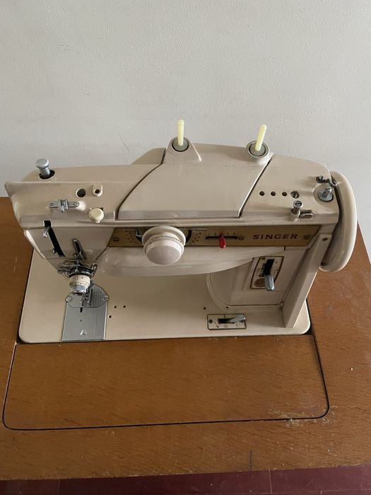 Máquina Singer 411G antiga a pedal