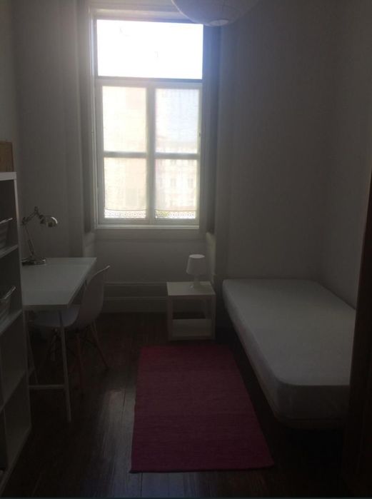 Aluga-se quarto para estudante (F)