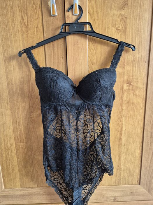 Czarne body koronkowe