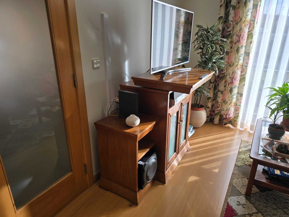 Móvel de TV em Madeira Maciça – Plataforma Extensível e Giratória