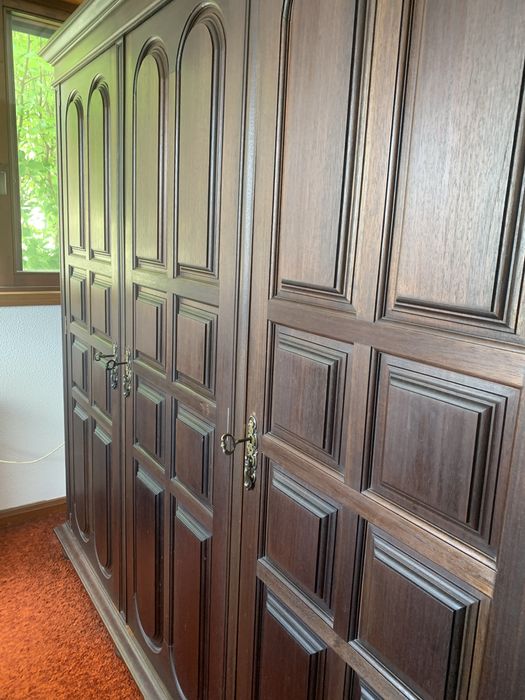 Conjunto de Quarto Clássico em Madeira Maciça – Elegância e Qualidade