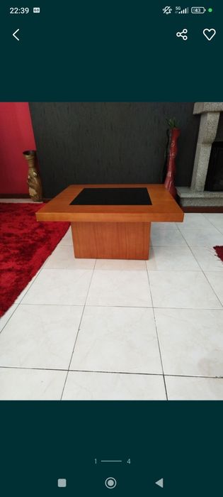 Mesa de centro em madeira de cerejeira e vidro preto