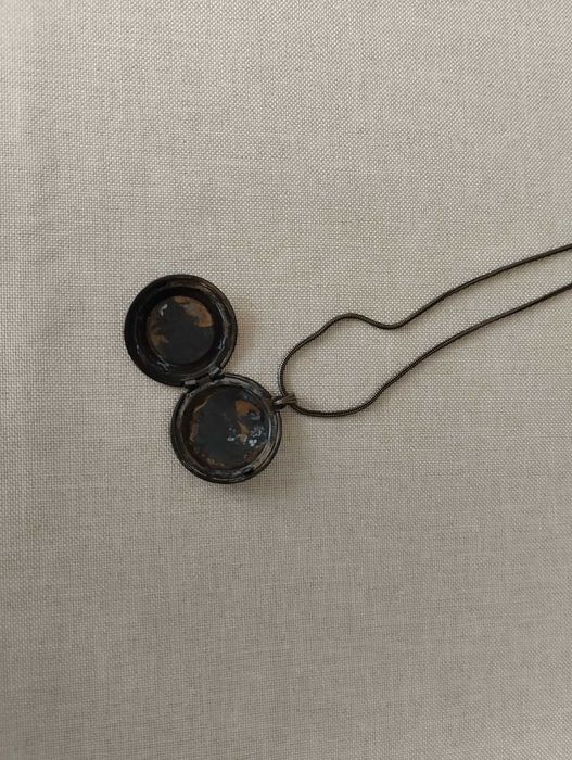 Colar com medalhão de abrir