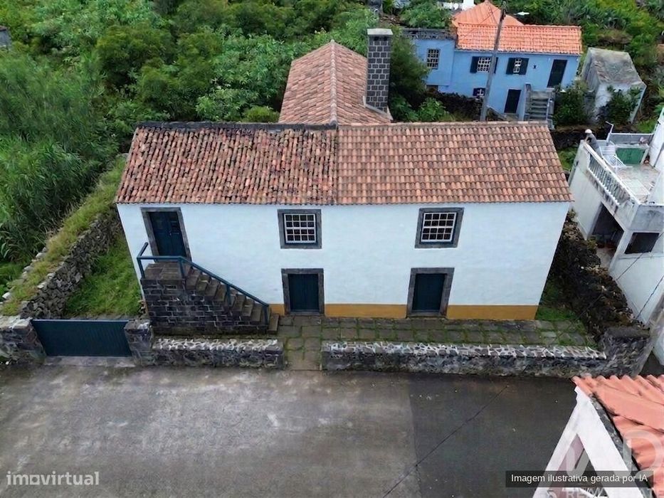 Casa tradicional T3 em Ribeiras de 207,00 m2