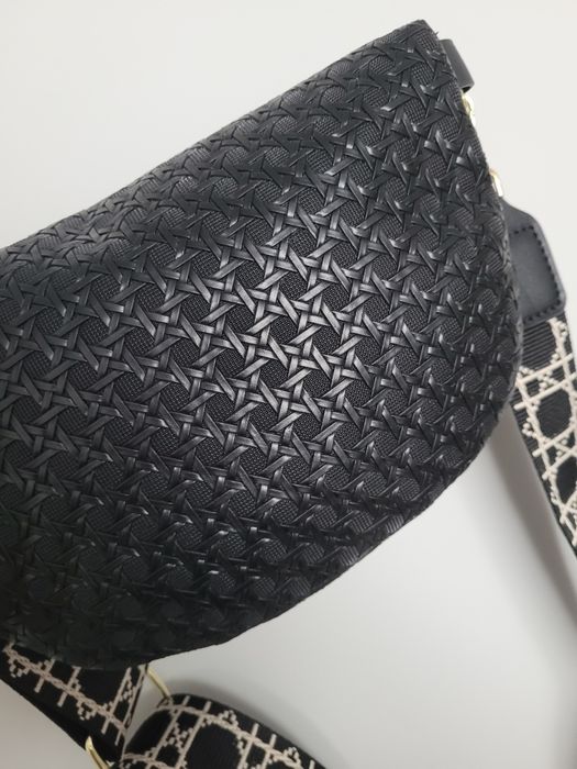 Torebka czarna nerka na pasku na zamku