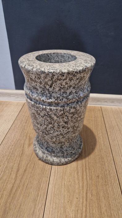 Wazony z granitu strzegom