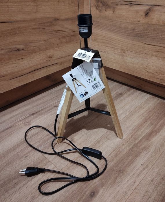 Podstawa lampy, drewniany statyw loft, stylowy trójnóg.