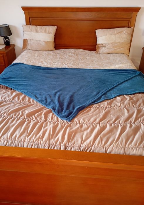 Cama casal de madeira