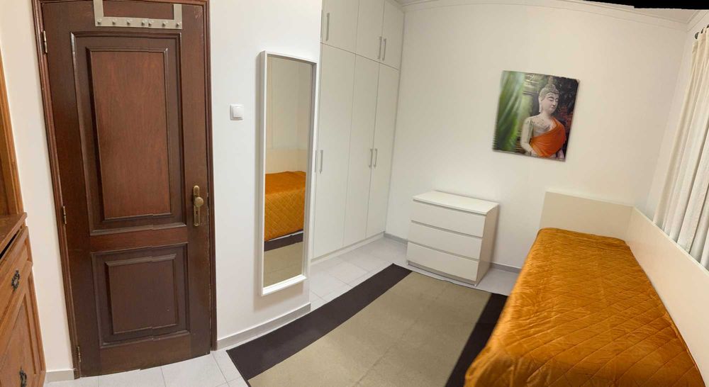 Arrenda quarto em andar de moradia em Queijas