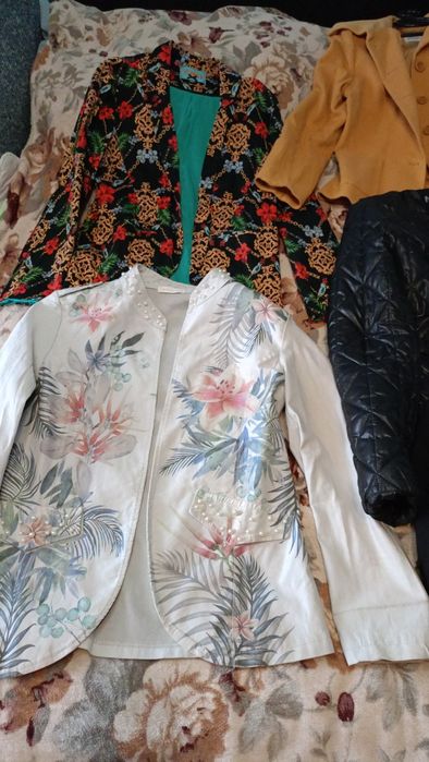 Курточка бежевого цвета на весну.