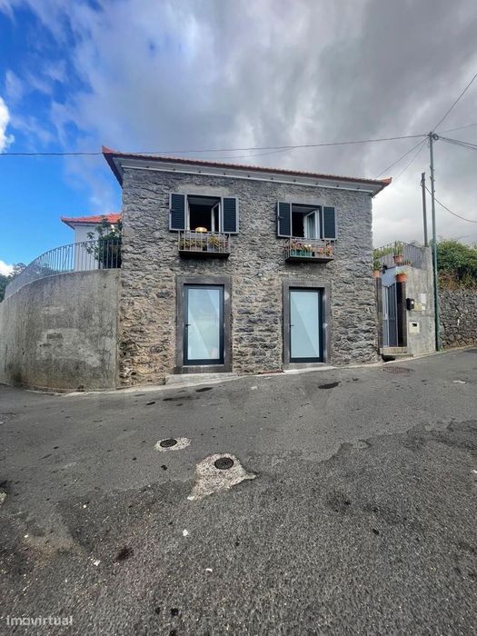 Moradia T2 em  loja em anexo com arrendatario!