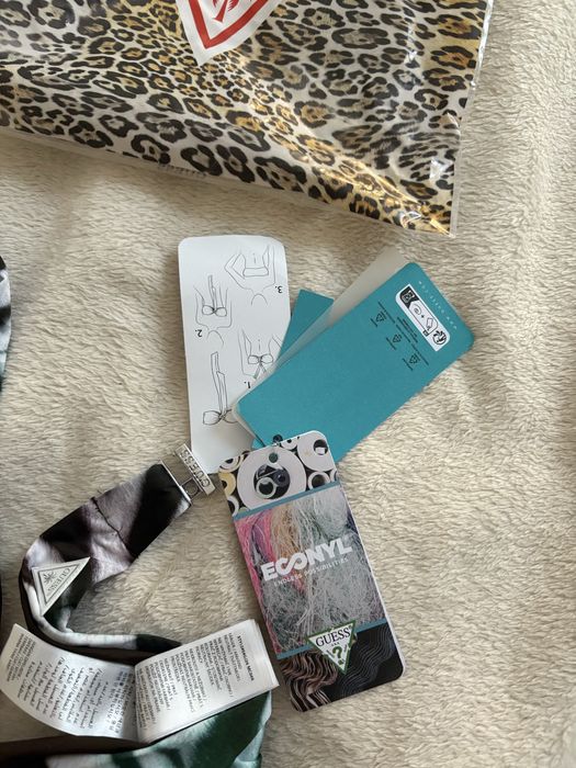 Gora stroju kąpielowego Guess