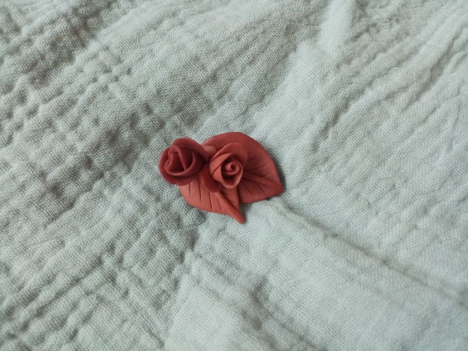 Róża, broszka z modeliny. PRL