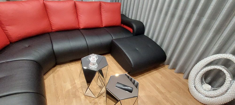 Sofá  vermelho e preto