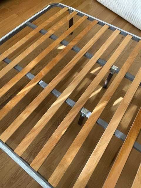 Cama com colchão e duas mesas de cabeceira em palhinha rosa e azul