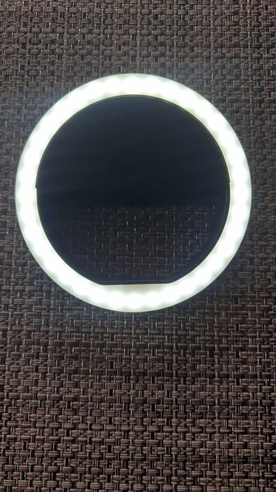 Przenośna lampka pierścieniowa LED