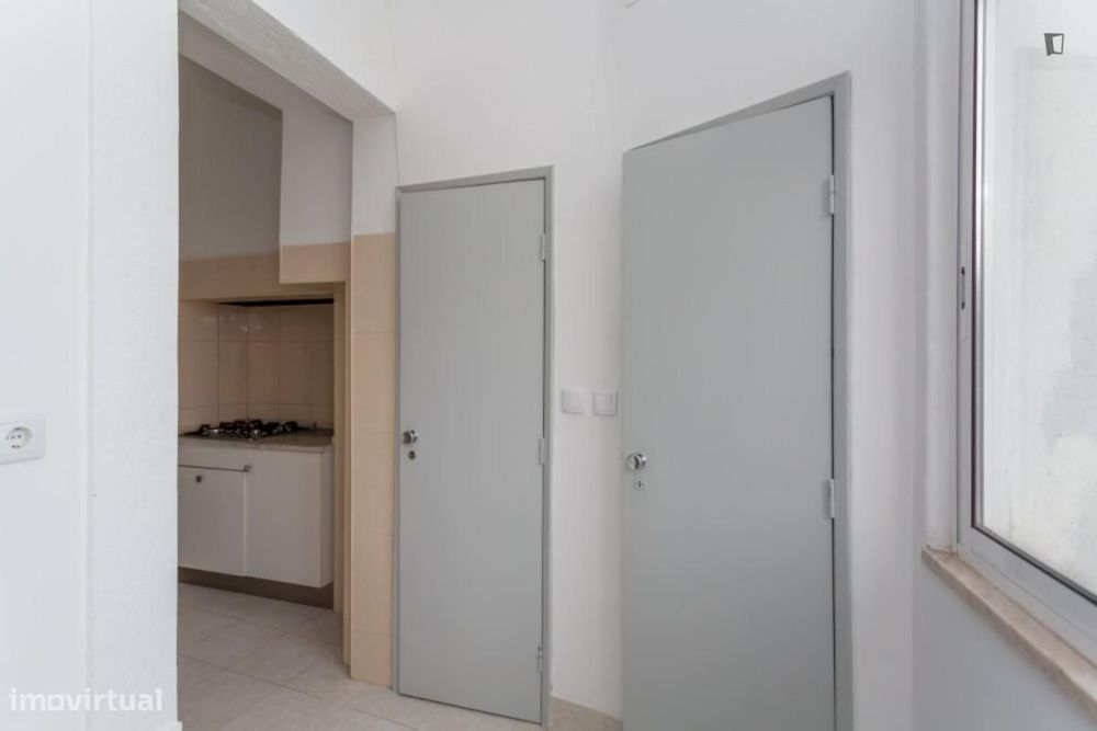 Apartamento com 5 quartos - localizado em Anjos Lisbon