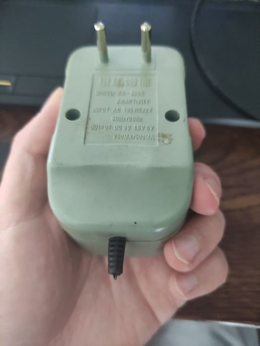 Зарядний пристрій для батарейок.