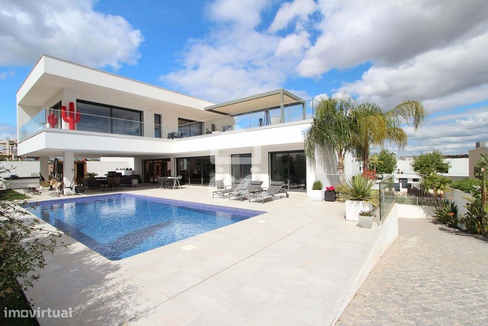 Moradia T3 com piscina, terraço e garagem ampla em Alcantarilha