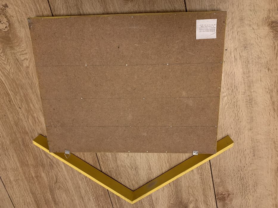 Półka na miniaturki w kształcie domu, żółta