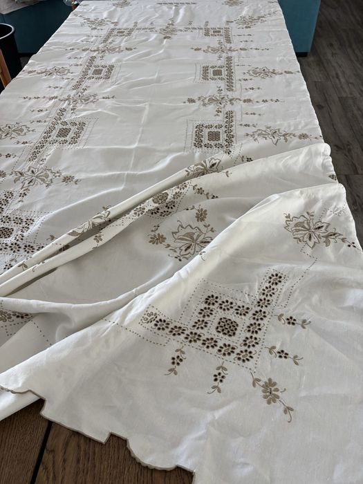 Toalha de mesa de linho com bordado feito à mão da Madeira