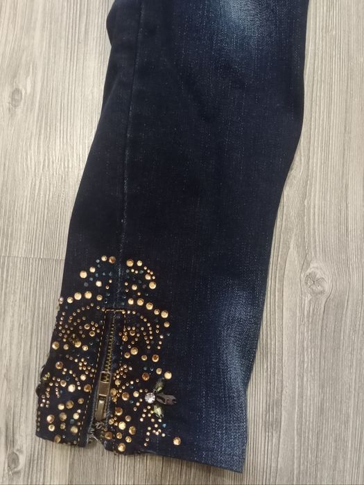 Женские джинсы со стразами 27р.
