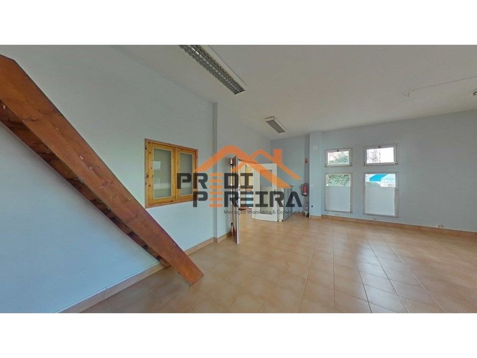 Loja com garagem, situada m Santo António dos Cavaleiros.