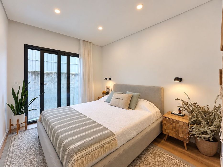 T3 único com closet e domótica | Orientação a sul | 2 lugares de garagem com Wallbox | Casal Residence, Pontinha