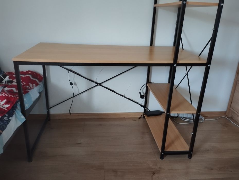 stół drewniany z elementami metalowymi