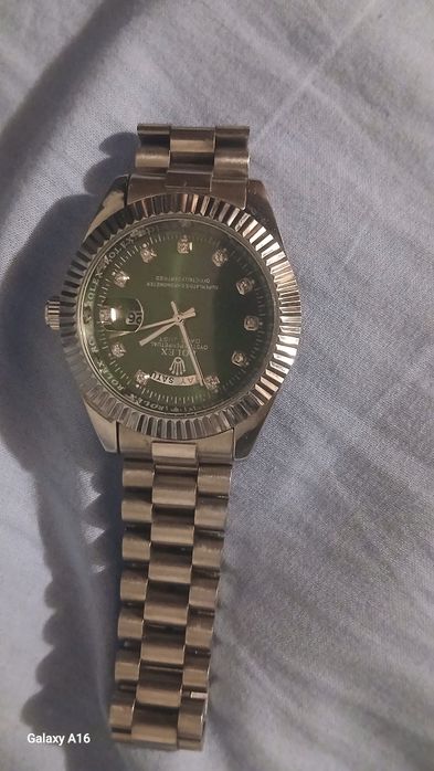 Relógio marca Rolex de pulso à trabalhar