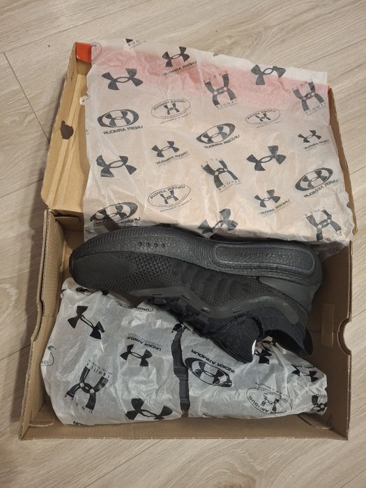 Кросівки UnderArmour чорні нові