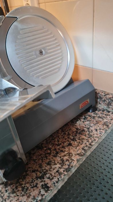 Máquina de cortar queijo e fiambre – 120 €