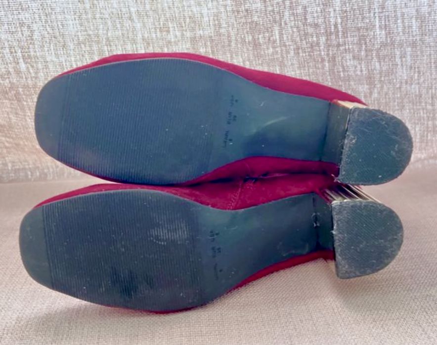 Botins bordeuax e salto dourado