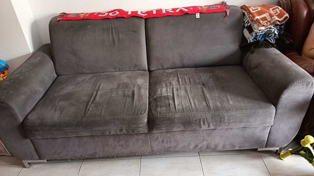 2 sofás em bom estado de conservação
