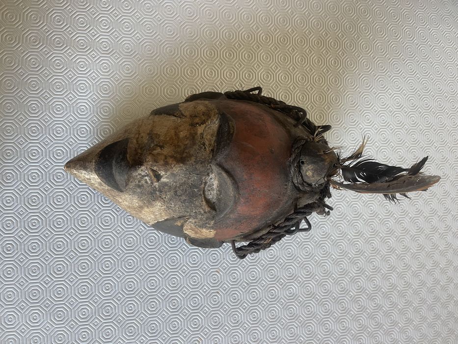 Mascara Africana antiga com cores e penas