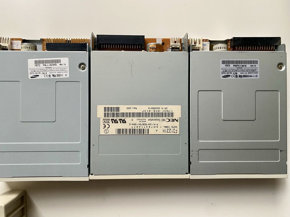 Zestaw retro PC: 3x FDD 1.44MB, 2x napęd CD IDE, kieszeń dysku