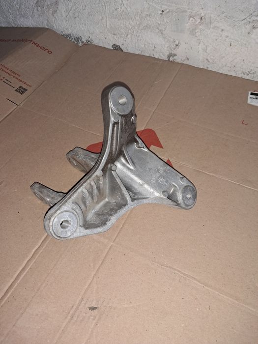 Корпус передньої подушки двигуна Chevrolet Bolt