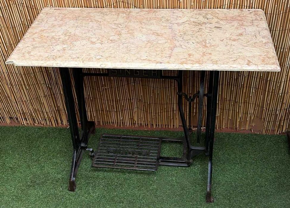Mesa com base de antiga maquina de costura