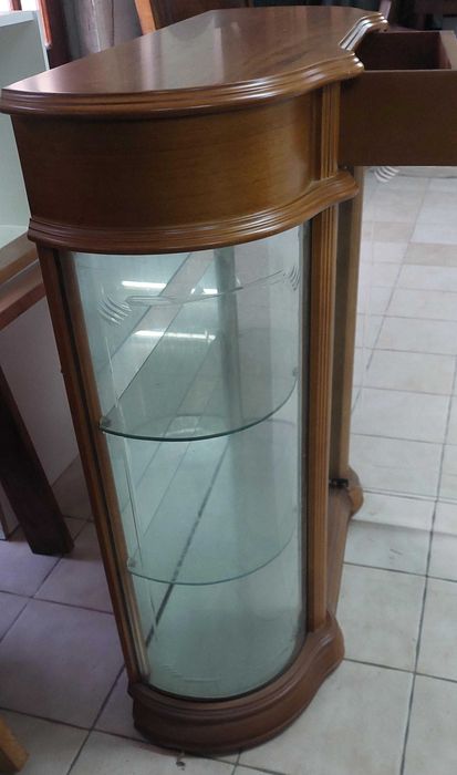 Aparador com vidro