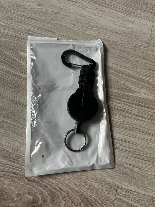 Brelok z plecionką I magnesem na klucze i karty