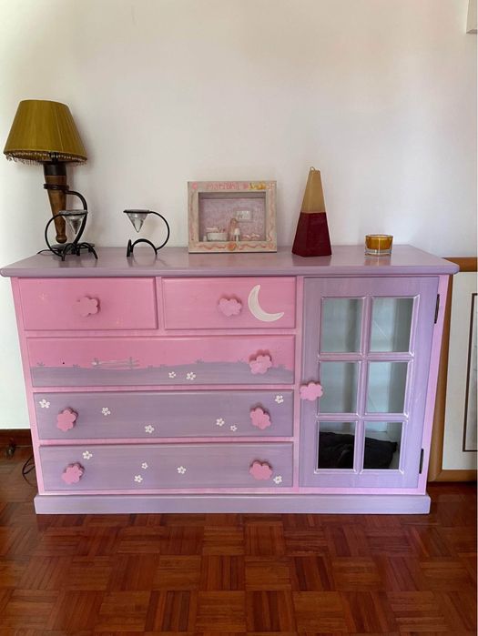 Cómoda pintada á mão