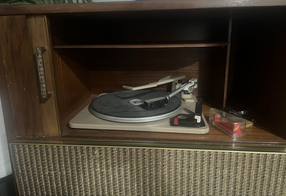 Móvel Rádio e Gira-Discos Vintage