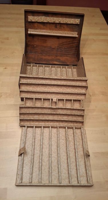 Caixa de joias- adaptacão de uma Antiga caixa de arquivo em madeira,