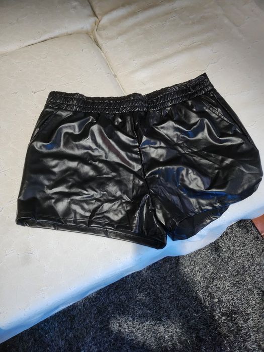 Calções imitação cabedal