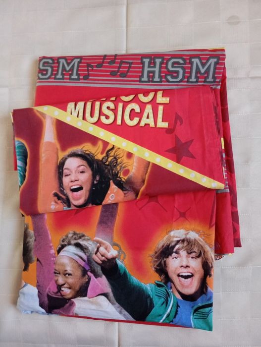 Постільна білизна ( підковдра  1,5*1,9 та наволочка 07*0,8)