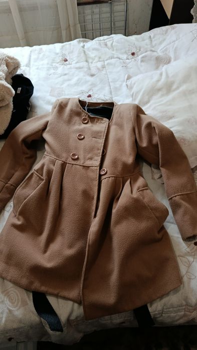 Casacos e calçado de mulher